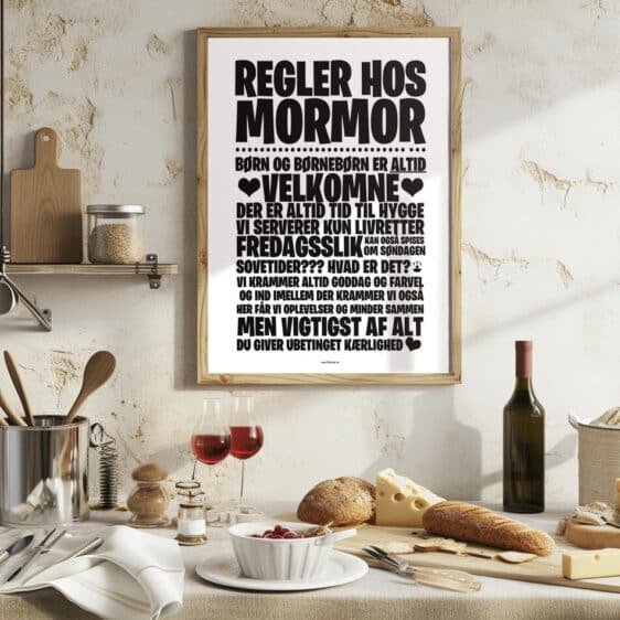 Regler hos Mormor plakat: Sort tekst på hvid baggrund i træramme. Sød, humoristisk gaveide. Boligplakat.