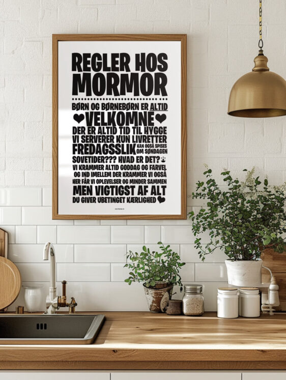 Regler hos Mormor plakat i træramme. Sort tekst på hvid baggrund, viser sjove husregler. Perfekt gaveidé til mormor.