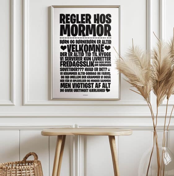 Regler hos mormor plakat: Sort/hvid tekstprint i ramme. En sød og sjov gaveidé til mormor. Boligplakat med husregler.
