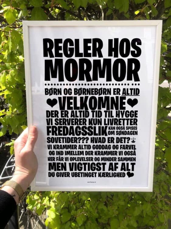 Regler hos mormor plakat: Hvid baggrund med sorte typografiske regler. Perfekt gaveide til mormor. Boligplakat, citatplakat.