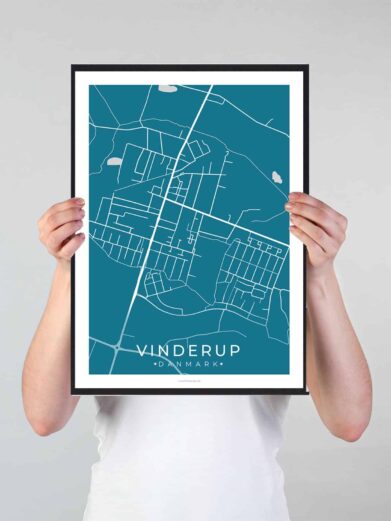 Vinderup bykort i stilrent plakat design. Denne Vinderup byplakat er med blå baggrund og viser Vinderup kortet fra sin smukkeste side