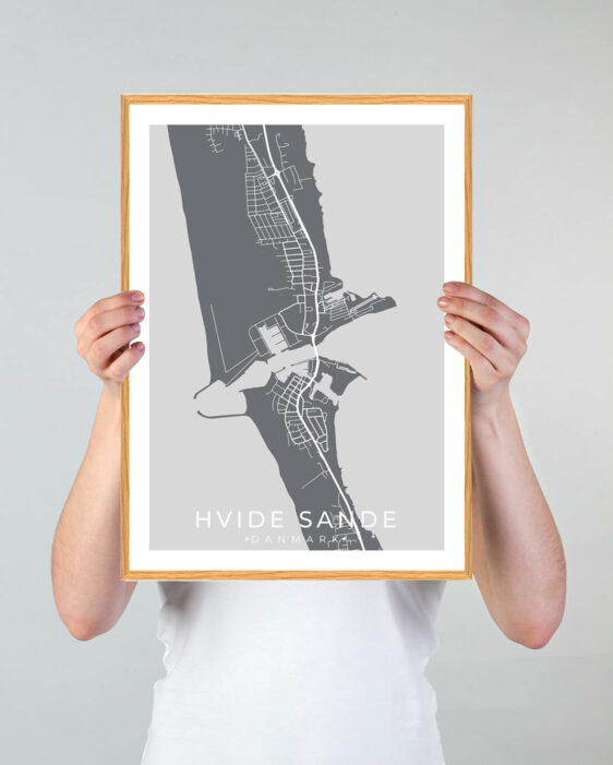 Hvide Sande by plakat med grå baggrund. Denne Hvide Sande plakat med området som motiv viser Hvide Sande fra sin smukkeste side