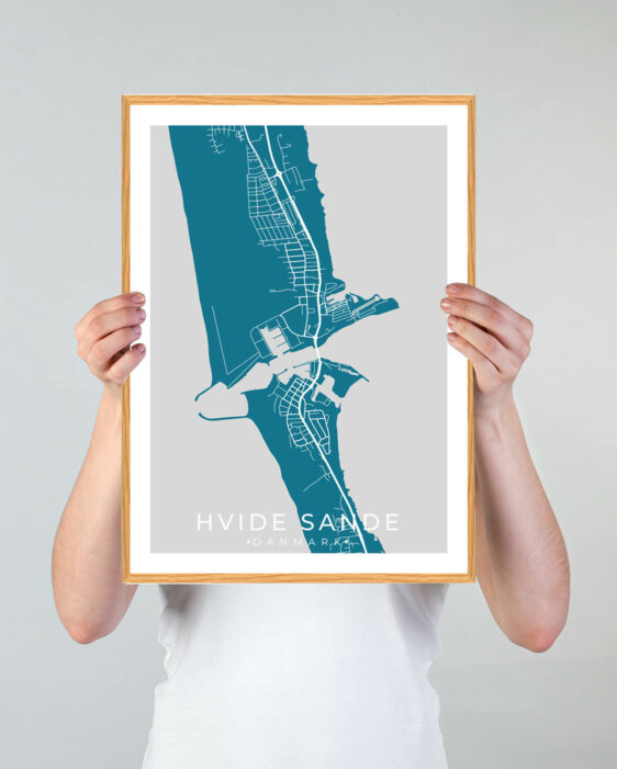 Hvide Sande by plakat med blå baggrund. Denne Hvide Sande plakat med området som motiv viser Hvide Sande fra sin smukkeste side