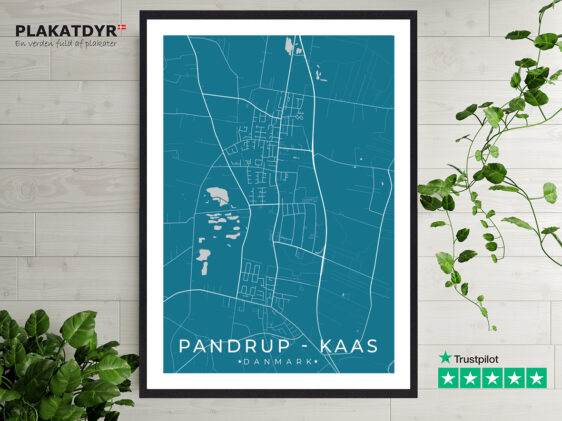 Pandrup-Kaas byplakat med blå baggrund. Denne plakat med Pandrup-Kaas passer perfekt ind som boligplakat