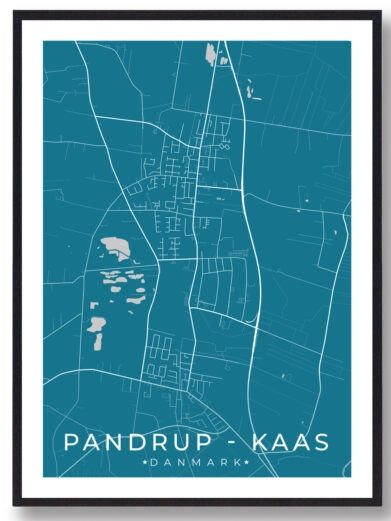 Pandrup-Kaas byplakat med blå baggrund. Denne plakat med Pandrup-Kaas passer perfekt ind som boligplakat