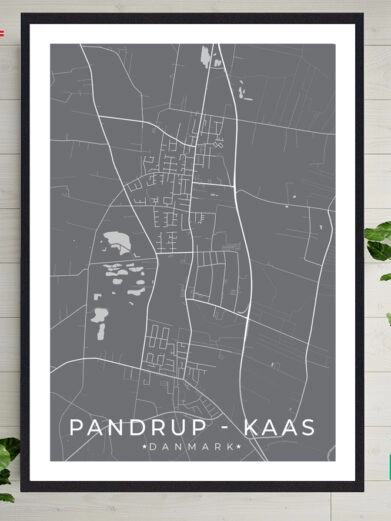 Pandrup-Kaas byplakat med grå baggrund. Denne plakat med Pandrup-Kaas passer perfekt ind som boligplakat