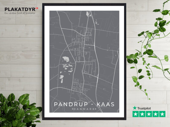 Pandrup-Kaas byplakat med grå baggrund. Denne plakat med Pandrup-Kaas passer perfekt ind som boligplakat