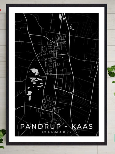 Pandrup-Kaas byplakat med sort baggrund. Denne plakat med Pandrup-Kaas passer perfekt ind som boligplakat