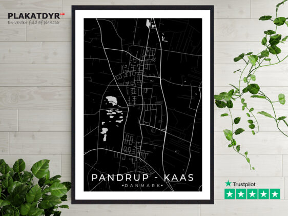 Pandrup-Kaas byplakat med sort baggrund. Denne plakat med Pandrup-Kaas passer perfekt ind som boligplakat