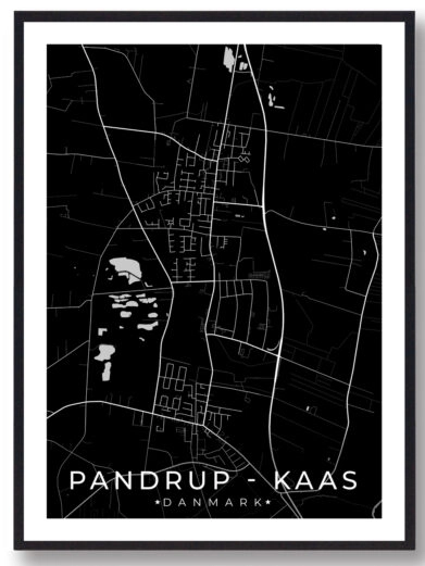 Pandrup-Kaas byplakat med sort baggrund. Denne plakat med Pandrup-Kaas passer perfekt ind som boligplakat