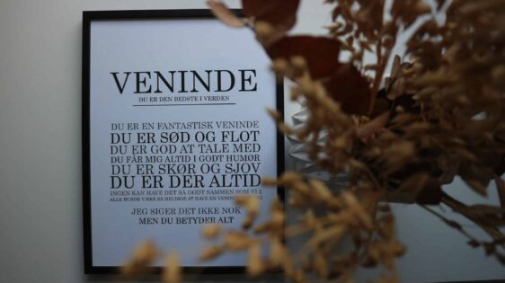 Citatplakat til veninde. Citatplakaten til din veninde er med en tekst, som fortæller hvad en god veninde er.