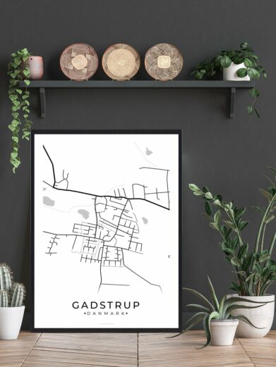 Gadstrup by plakat i sort ramme. Minimalistisk kort over Gadstrup, Danmark. Moderne indretning med planter og dekorative kurve.