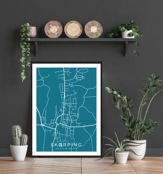 Skørping by plakat i sort ramme. Minimalistisk kort over Skørping, Nordjylland, med blå baggrund og hvide gader. Stilfuld vægkunst.