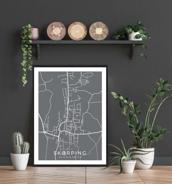 Skørping by plakat i sort ramme. Minimalistisk, moderne design. Nordjylland, Danmark kort. Viser gadebilledet. Fra 79 kr.