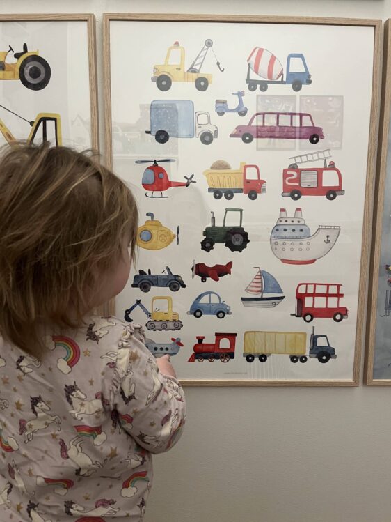 Børneplakat med søde bil, både, flyt og traktor motiver