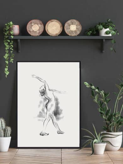 Tænkende kvinde plakat: Black and white sketch of a woman stretching, in a black frame, styled in a home setting with plants.