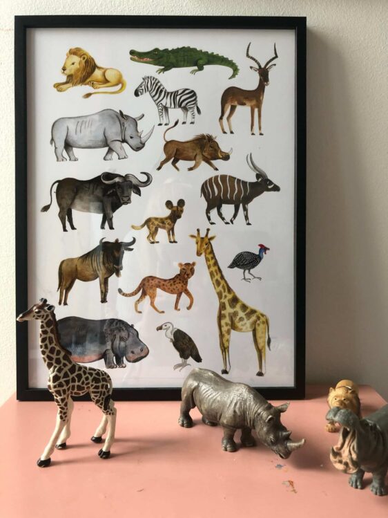 Afrikas-dyr-plakat-elefant-giraf-boern-boernevaerelset Søde plakat med giraf, elefant, næsehorn og mange andre dyr fra Afrika