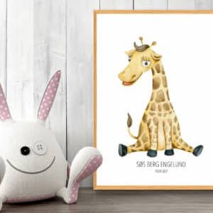 Charming 'Navneplakat med dyr' featuring a cute watercolor giraffe in a wooden frame, next to a plush bunny toy.