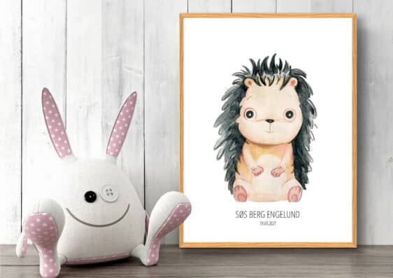 Charming children's Navneplakat med dyr featuring a cute hedgehog watercolor illustration in a wooden frame, next to a plush bunny.