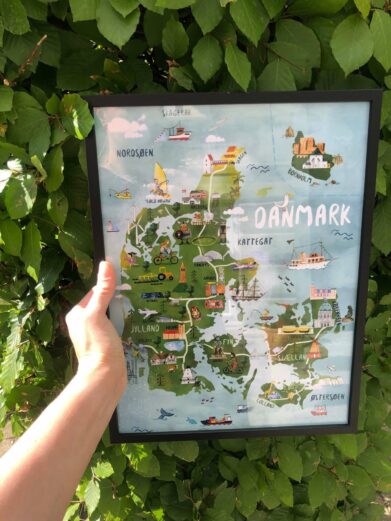 Populært håndtegnet Danmarkskort plakat til børn. Se alle de sjove motiver på Danmarkskort plakaten
