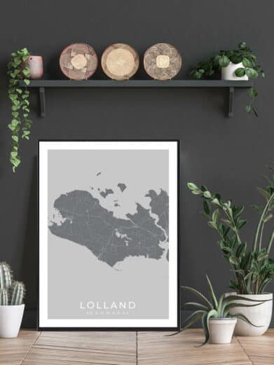 Møn plakat - sort: A grayscale map of Møn, Denmark, in a black frame. Styled with plants and woven decor for a modern look.