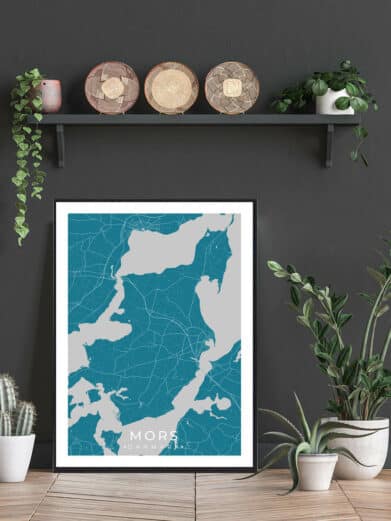 Framed Samsø plakat - sort featuring a blue and gray map of the Danish island, styled with plants and decorative wall hangings.