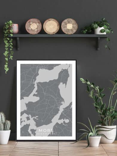 Samsø plakat - sort. Stylized gray map print of Samsø, Denmark in a black frame. Interior design with plants on dark gray wall.