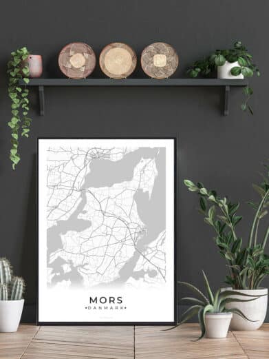 Samsø plakat in black frame. Features a detailed map of Samsø, Denmark. Minimalist design with decorative plants. Modern home decor.
