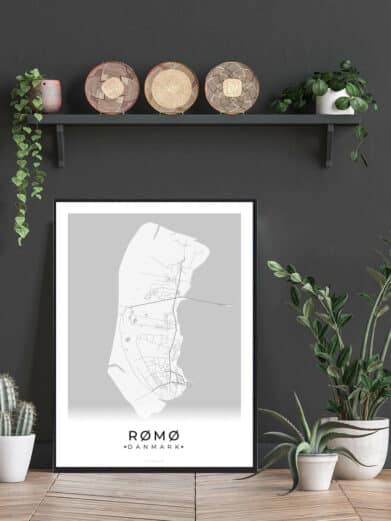 Rømø Danmark plakat: A minimalist black and white map print of the Danish island, styled with plants and decorative baskets.