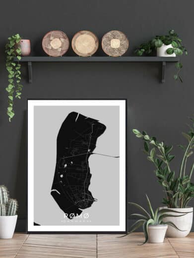Samsø plakat i sort. Detaljeret kort over Samsø, Danmark, i en stilfuld ramme. Vist med planter og dekorative elementer.