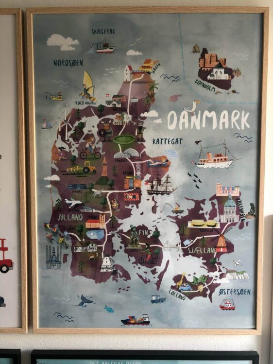 Stort Danmarkskort til børn med lyserød farve. Plakaten fås i 30x40cm og 50x70cm