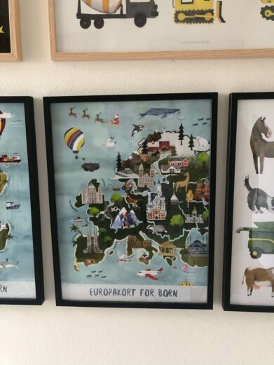 Stort Europakort til børn i blå farve. Plakaten fås i 30x40cm og 50x70cm
