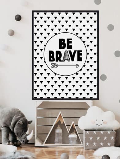 Børneplakat med teksten "Be brave". Plakaten er i farverne sort-hvid, og passer perfekt til børneværelset.