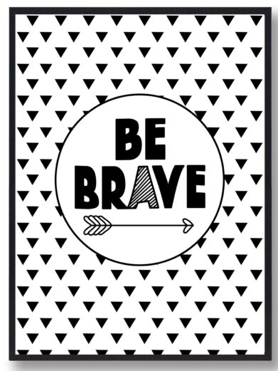 Børneplakat i flotte sort-hvid farver med teksten ”Be brave”. Plakaten passer perfekt ind på børneværelset.