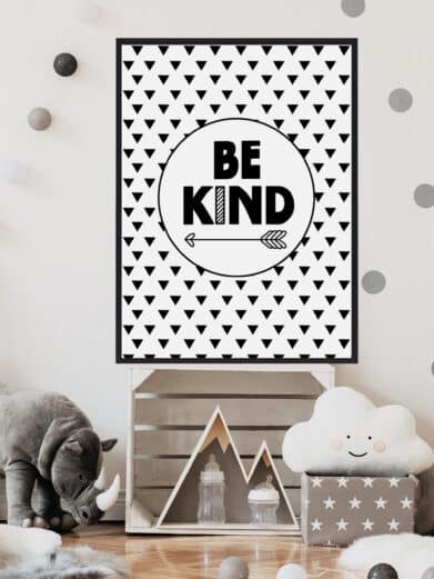 Børneplakat med teksten "Be kind". Plakaten er i farverne sort-hvid, og passer perfekt til børneværelset.