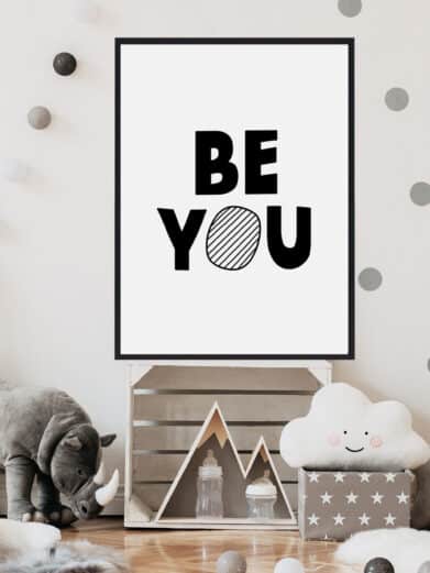 Børneplakat med teksten "Be you". Plakaten er i farverne sort-hvid, og passer perfekt til børneværelset.