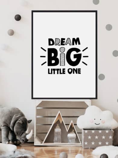 Børneplakat med teksten "Dream big Little one". Plakaten er i farverne sort-hvid, og passer perfekt til børneværelset.