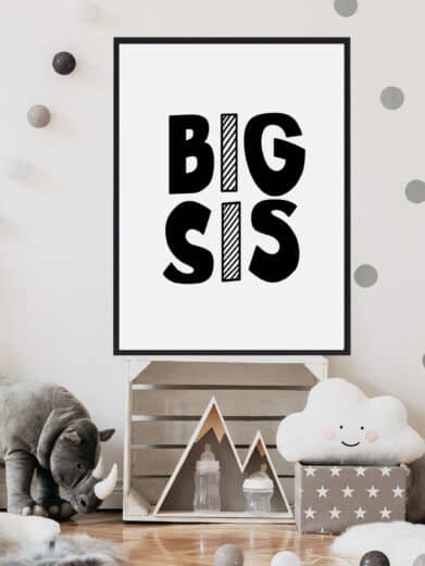 Børneplakat med teksten "Big sis". Plakaten er i farverne sort-hvid, og passer perfekt til børneværelset.