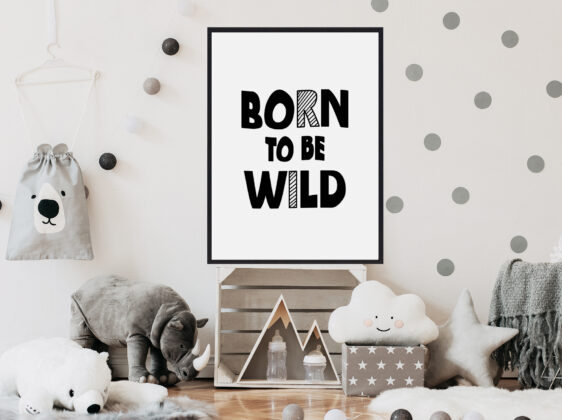 Born-to-be-wild-2 Børneplakat med teksten "Born to be wild". Plakaten er i farverne sort-hvid, og passer perfekt til børneværelset.