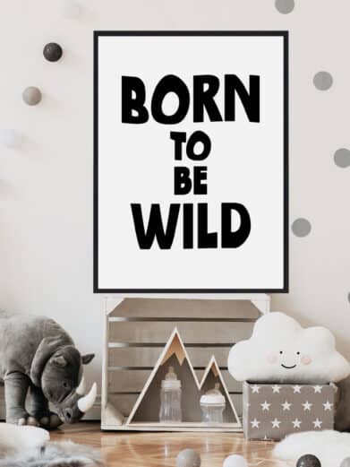 Børneplakat med teksten "Born to be wild". Plakaten er i farverne sort-hvid, og passer perfekt til børneværelset.