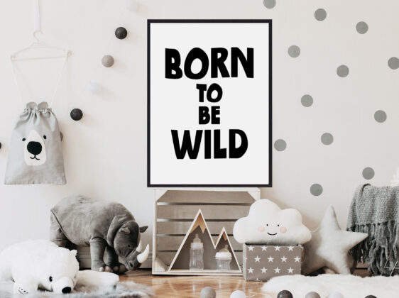 Born-to-be-wild-plakat-2 Børneplakat med teksten "Born to be wild". Plakaten er i farverne sort-hvid, og passer perfekt til børneværelset.