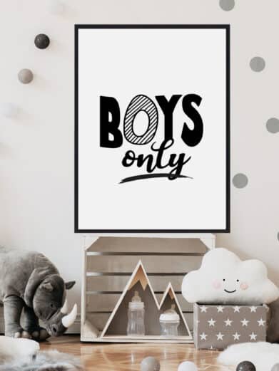 Børneplakat med teksten "Boys only". Plakaten er i farverne sort-hvid, og passer perfekt til børneværelset.