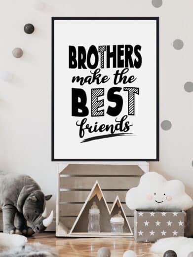 Børneplakat med teksten "Brothers make the best friends". Plakaten er i farverne sort-hvid, og passer perfekt til børneværelset.