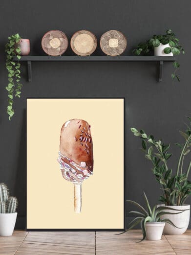 Is - håndtegnet plakat: A watercolor-style art print featuring a chocolate ice cream bar with sprinkles and a creamy base, presented on a light yellow background.