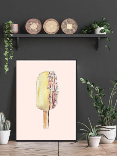 Is - håndtegnet plakat: A hand-drawn poster of a yellow popsicle with red drizzle and white sprinkles. Sweet treat wall art.