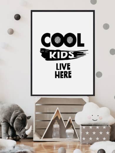 Børneplakat med teksten "cool kids live here". Plakaten er i farverne sort-hvid, og passer perfekt til børneværelset.