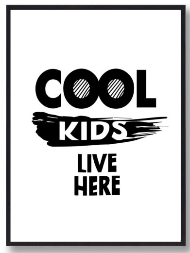Børneplakat i flotte sort-hvid farver med teksten ”Cool kids live here”. Plakaten passer perfekt ind på børneværelset.