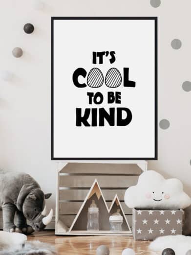 Børneplakat med teksten "its cool to be kind". Plakaten er i farverne sort-hvid, og passer perfekt til børneværelset.