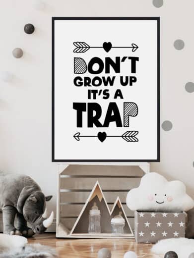 Børneplakat med teksten "Dont grow up its a trap". Plakaten er i farverne sort-hvid, og passer perfekt til børneværelset.