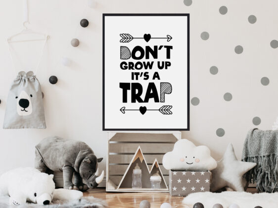 Børneplakat med teksten "Dont grow up its a trap". Plakaten er i farverne sort-hvid, og passer perfekt til børneværelset.